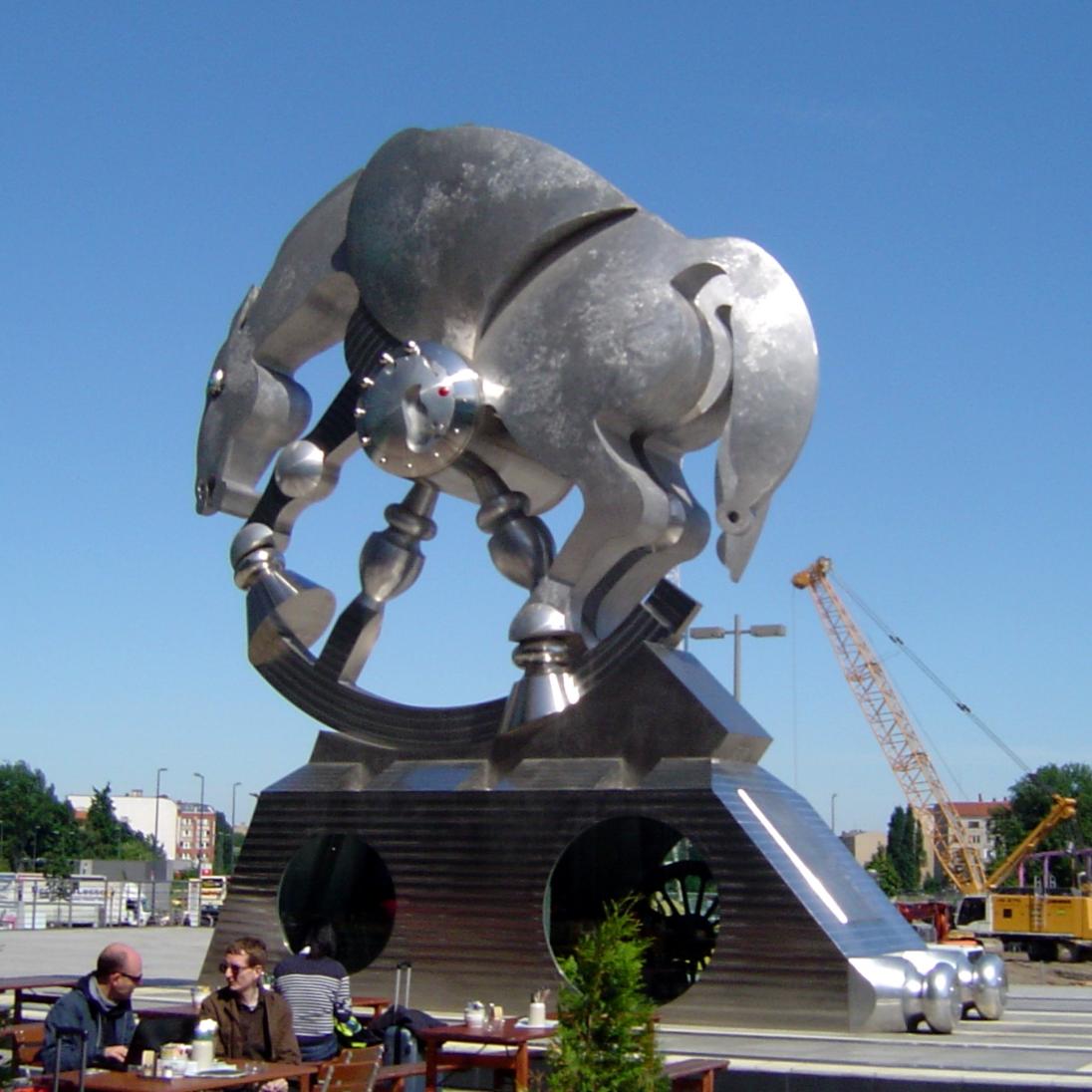 01_Bahnhofsdenkmal auf der Terrasse des Banhhofsrestaurants