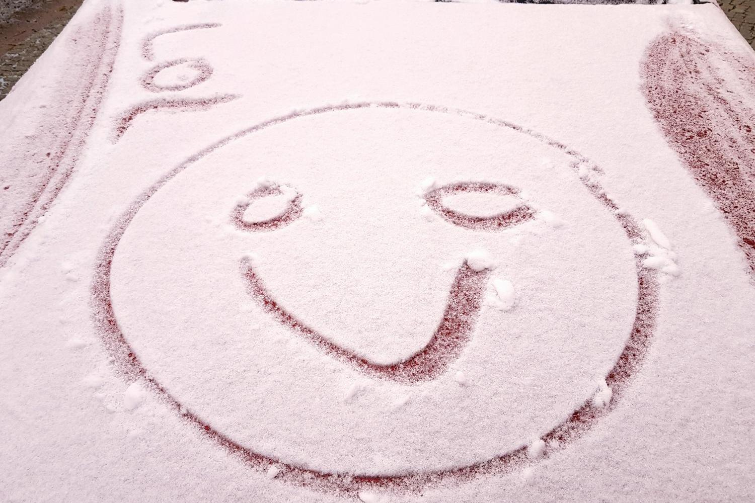 laecheln_im_schnee