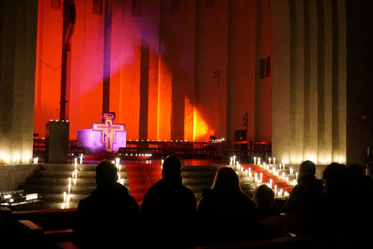 „Es ist dein Licht, das die Welt erleuchtet“ stand auf den Kerzen, die die Besucher der „Nacht der Lichter“ in ihren Bänken hatten.