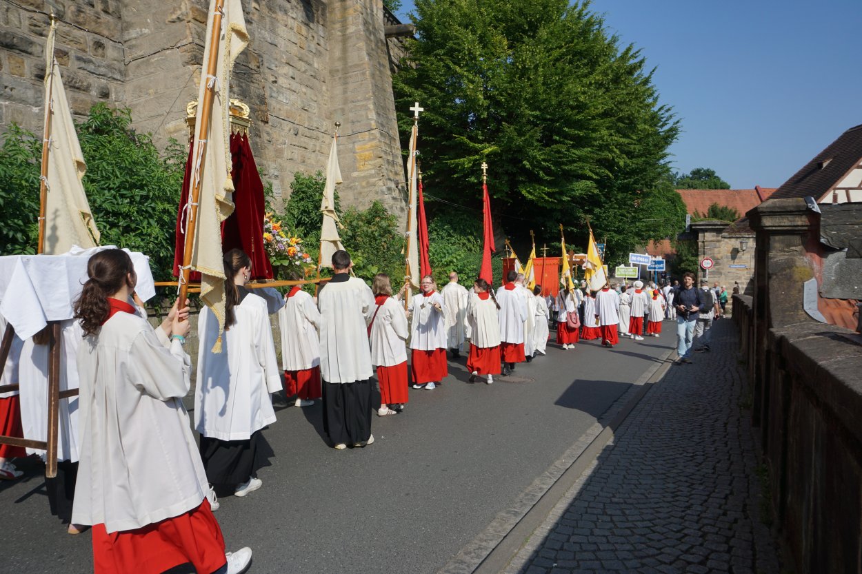 Auch eine große Zahl an Ministranten aus dem Seelsorgebereich nahm an der Prozession teil.