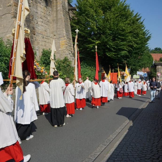 Auch eine große Zahl an Ministranten aus dem Seelsorgebereich nahm an der Prozession teil.