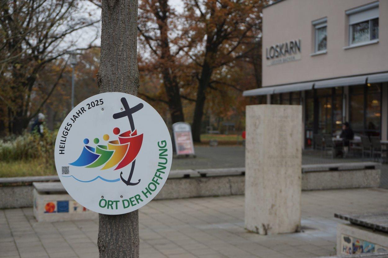 Im Rahmen der Heilig-Jahr-Aktion „Orte der Hoffnung“ wurde auch der Troppauplatz im Bamberger Osten als ein „Ort der Hoffnung“ benannt.