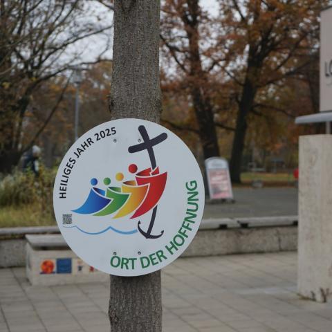 Im Rahmen der Heilig-Jahr-Aktion „Orte der Hoffnung“ wurde auch der Troppauplatz im Bamberger Osten als ein „Ort der Hoffnung“ benannt.