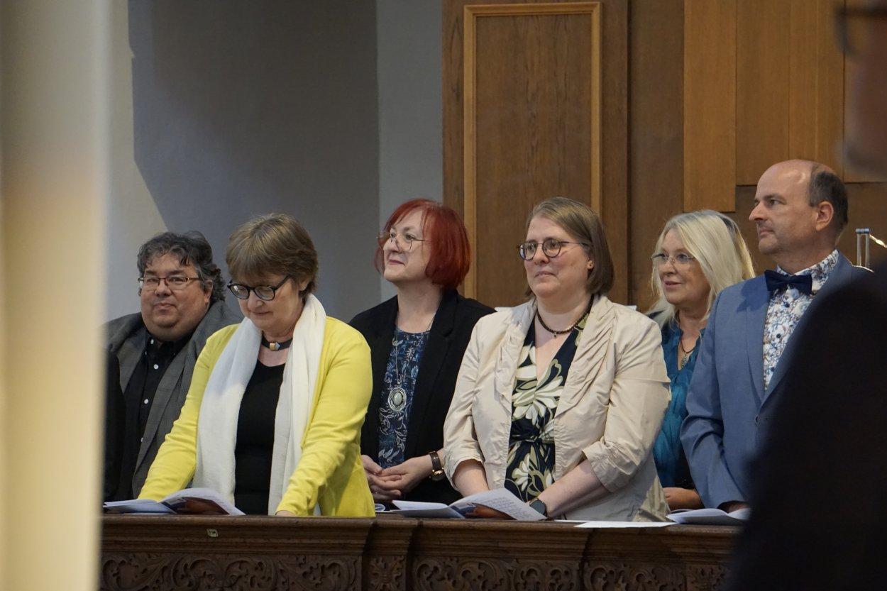 Zur Leitung von Wort-Gottes-Feiern wurden beauftragt: Alexander Deller, Silvia Demuth, Marianne Deller, Ruth Bankmann (von rechts), Jochen Hegemann (links) sowie Clara Mödl (nicht im Bild)