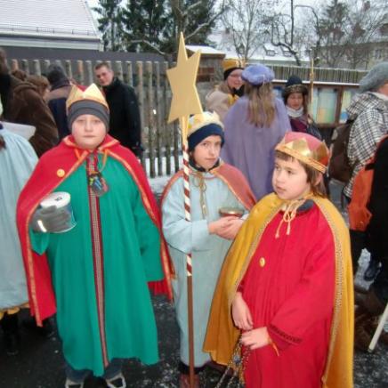 2010--DREI--JUGENDLICHE--KINDER--KIRCHE--KÖNIGE--PFARRHEIM--STERNSINGER--STERNSINGERAKTION--STERNSINGERAUSSENDUNG