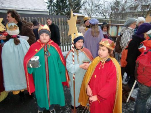 2010--DREI--JUGENDLICHE--KINDER--KIRCHE--KÖNIGE--PFARRHEIM--STERNSINGER--STERNSINGERAKTION--STERNSINGERAUSSENDUNG