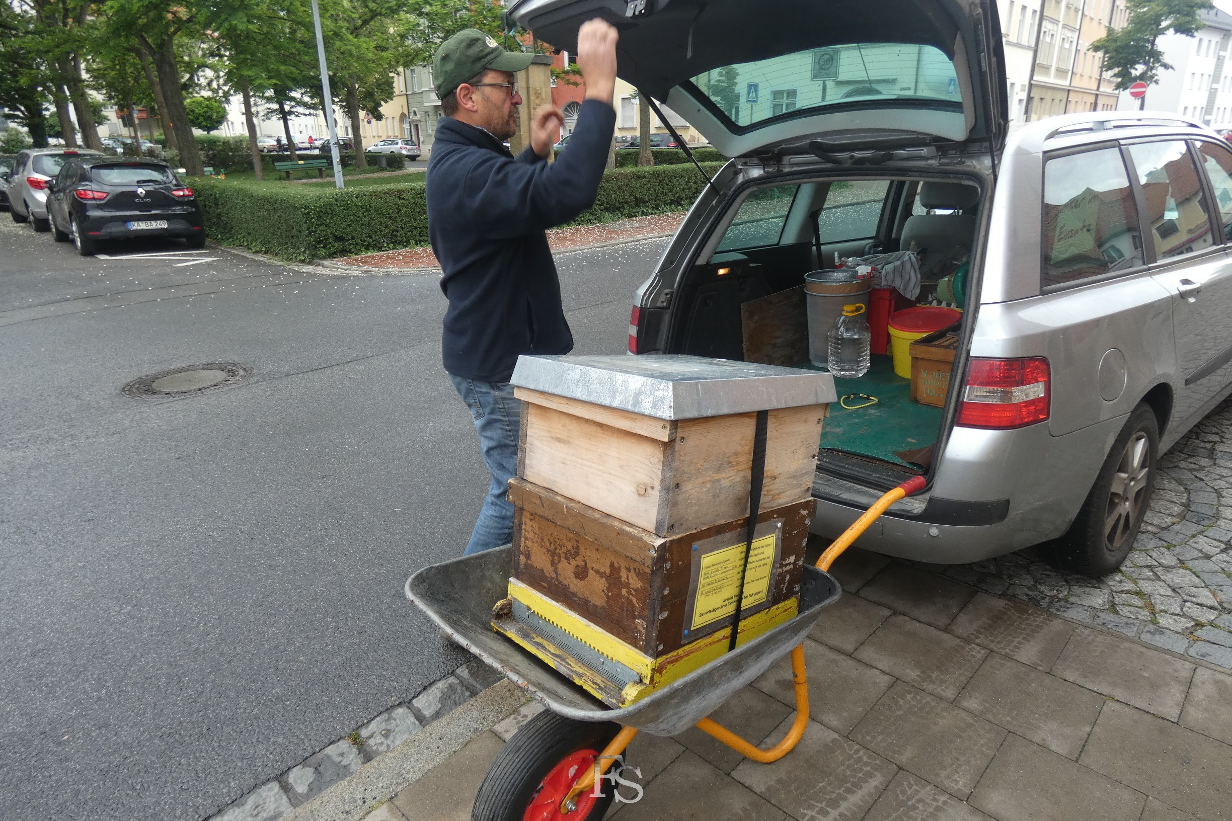 Bienenvolk im Pfarrgarten der Wunderburg