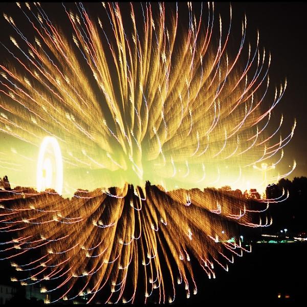 FEUERWERK--FEST--FARBE--NACHT--FREUDE--SILVESTER--JAHRESBEGINN