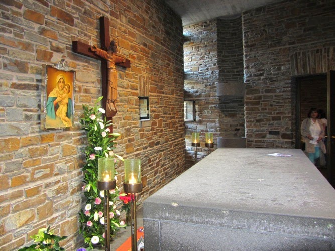 Grabstätte von Pater Kentenich in der Anbetungskirche auf Berg Schönstatt.JPG