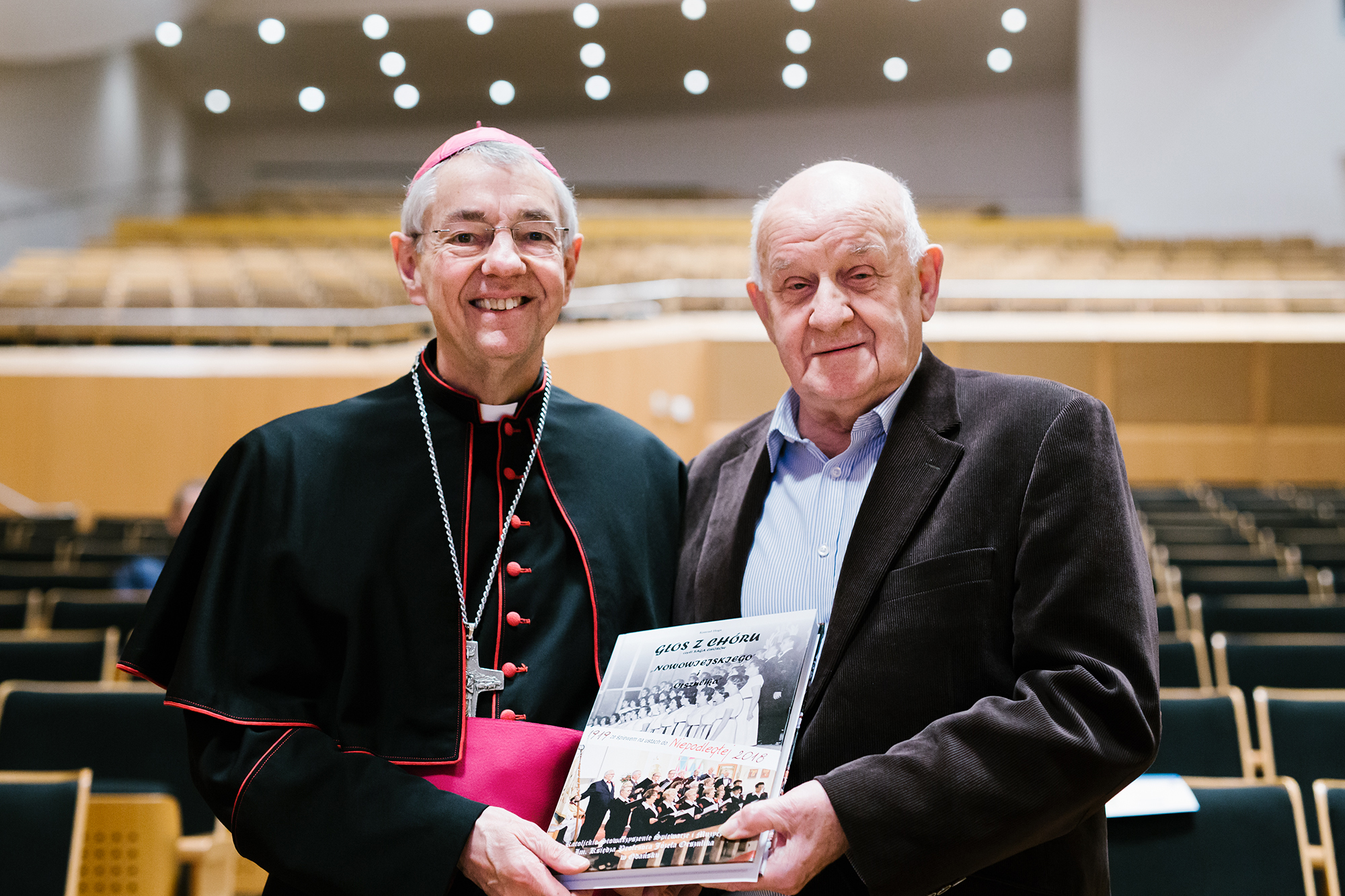 Manderla übergibt Danizger Fotoalbum an Erzbischof Schick