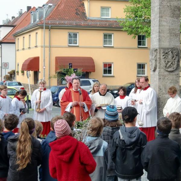 PALMSONNTAG--KARWOCHE--2011--LITURGIE--PALMWEIHE--PALMPROZESSION--HÖFER--KIRCHPLATZ
