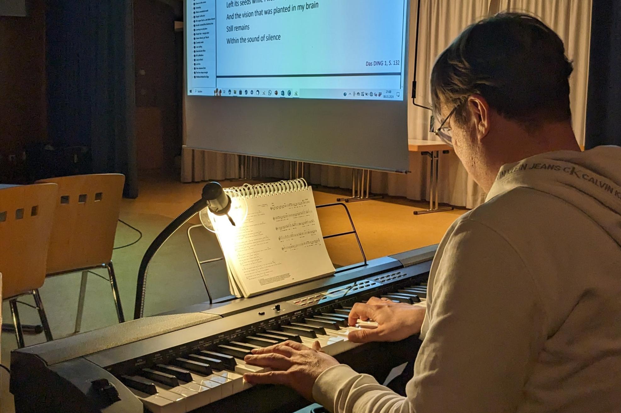 das neue E-Piano findet auch beim „Singen für Alle“ großen Anklang