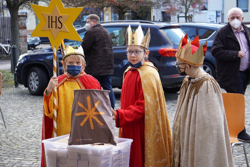 Sternsinger auf dem Kirchplatz