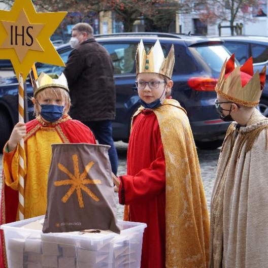 Sternsinger auf dem Kirchplatz