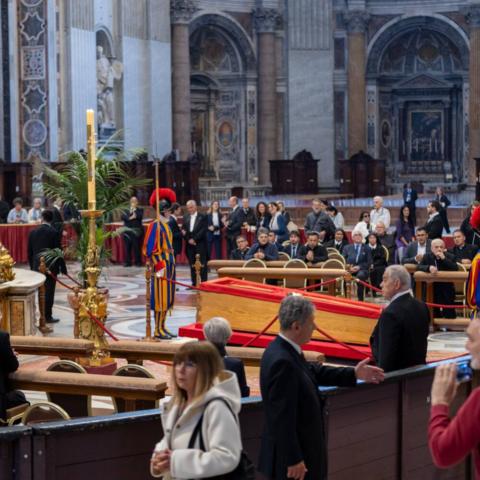 Teaser quadratisch-JK_250423_Aufbahrung_Papst_Franziskus_Tag1-0070