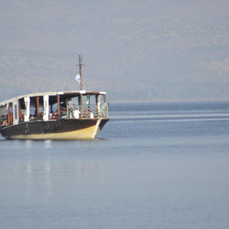 mit dem Boot über den See Genezareth.