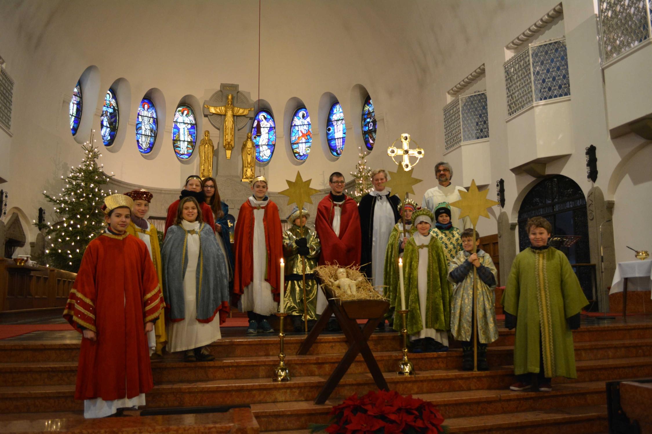 Sternsinger am Altar von St. Otto